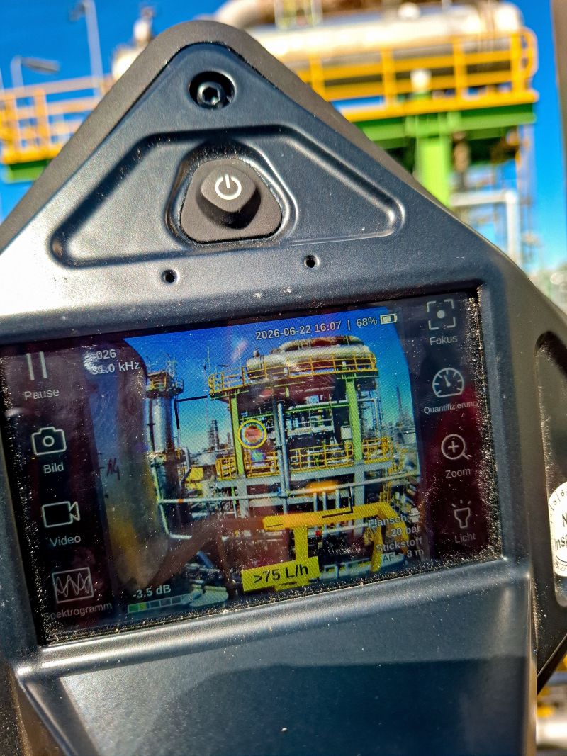 Ultraschallkamera-Display mit Leckage-Overlay an einer Raffinerieanlage, Anzeige über 75 l/h
