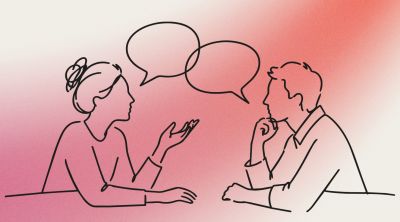 Illustration von zwei Personen im Gespräch, mit Sprechblasen über einem Tisch