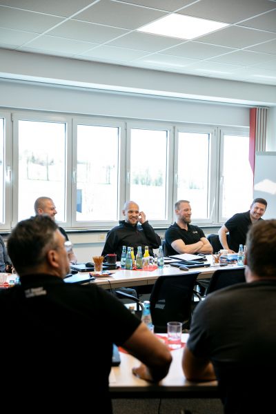 Teilnehmende des IDT-Steffca-Workshops an Konferenztischen in einem hellen Besprechungsraum