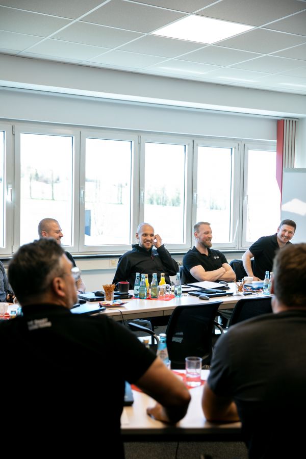 Teilnehmende des IDT-Steffca-Workshops an Konferenztischen in einem hellen Besprechungsraum