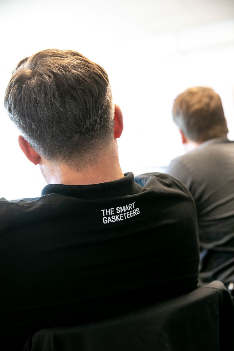 IDT-Mitarbeiter im „The Smart Gasketeers“-Shirt während des Workshops