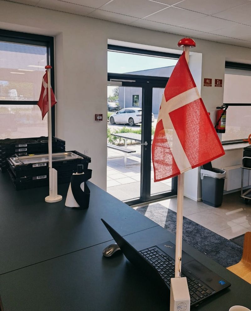 Dänische Tischflaggen am Empfang des Steffca-Standorts mit Blick zum Eingang
