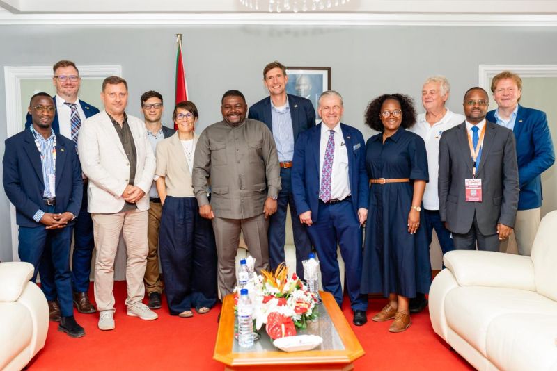 Gruppenfoto der Wirtschaftsdelegation der IHK Chemnitz mit Gastgebern in Mosambik