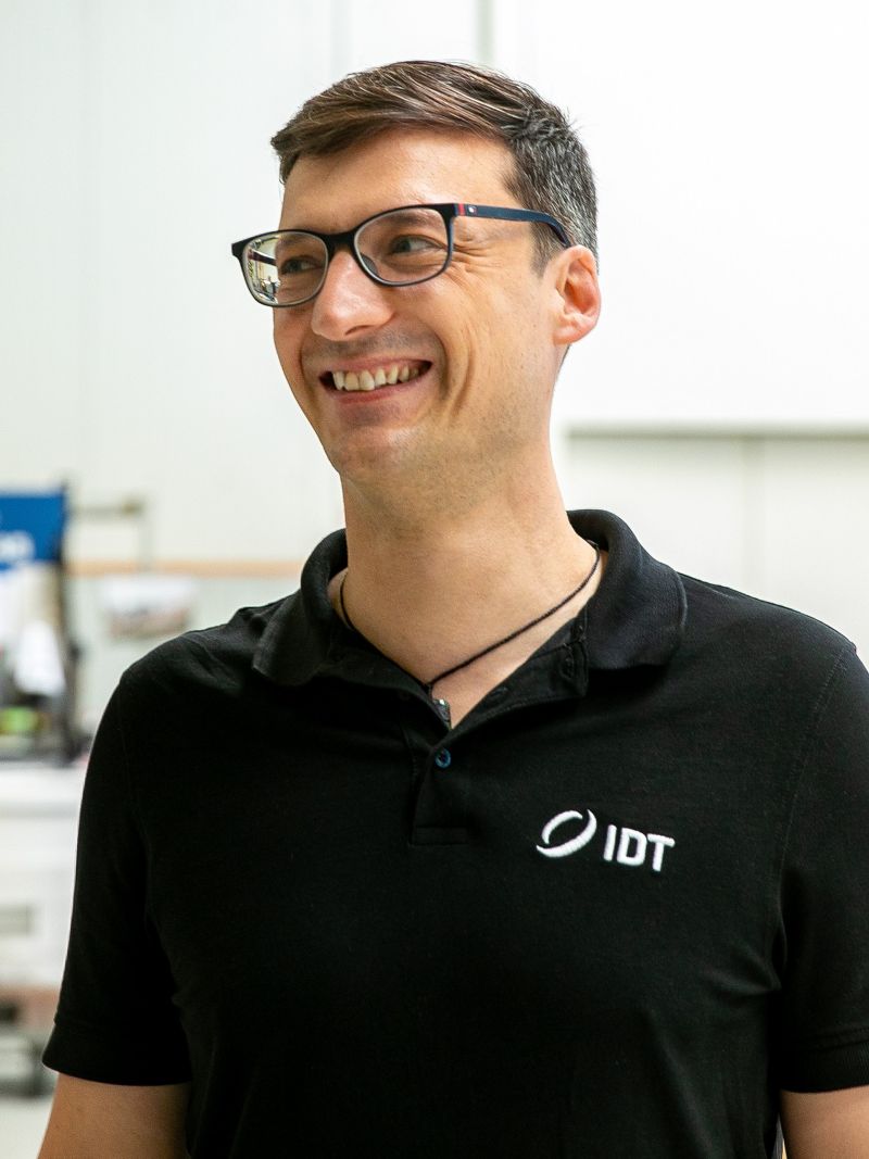 Matthias Muehl, verantwortlich für internationales Business Development bei IDT, in der Produktionshalle.