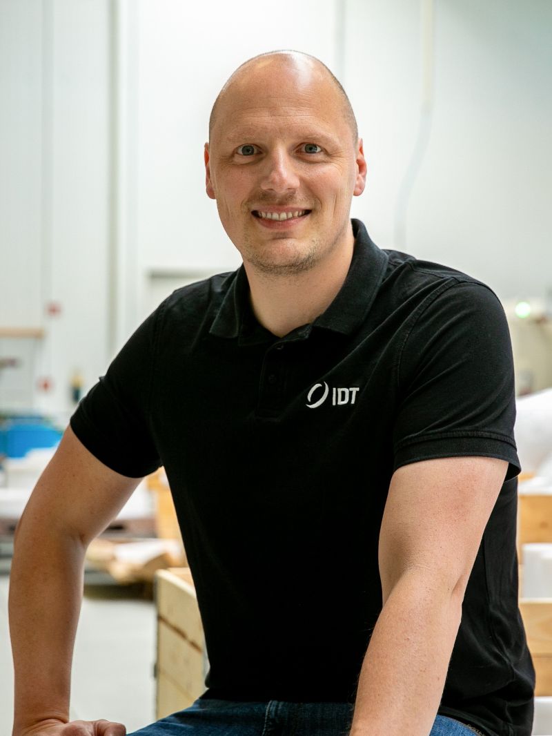 Philipp Leiding, Vertriebsleiter DACH bei IDT, in der Produktionshalle.