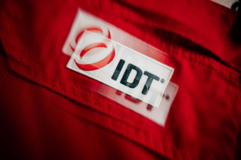 IDT-Logo-Patch auf roter Arbeitsjacke